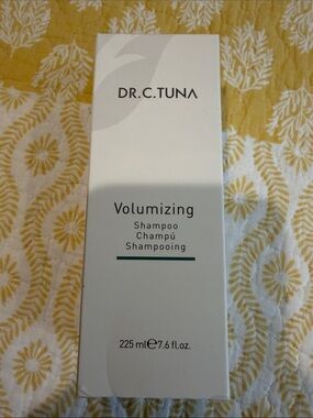 Farmasi Volumizing Shampoo – White with Green Accent
